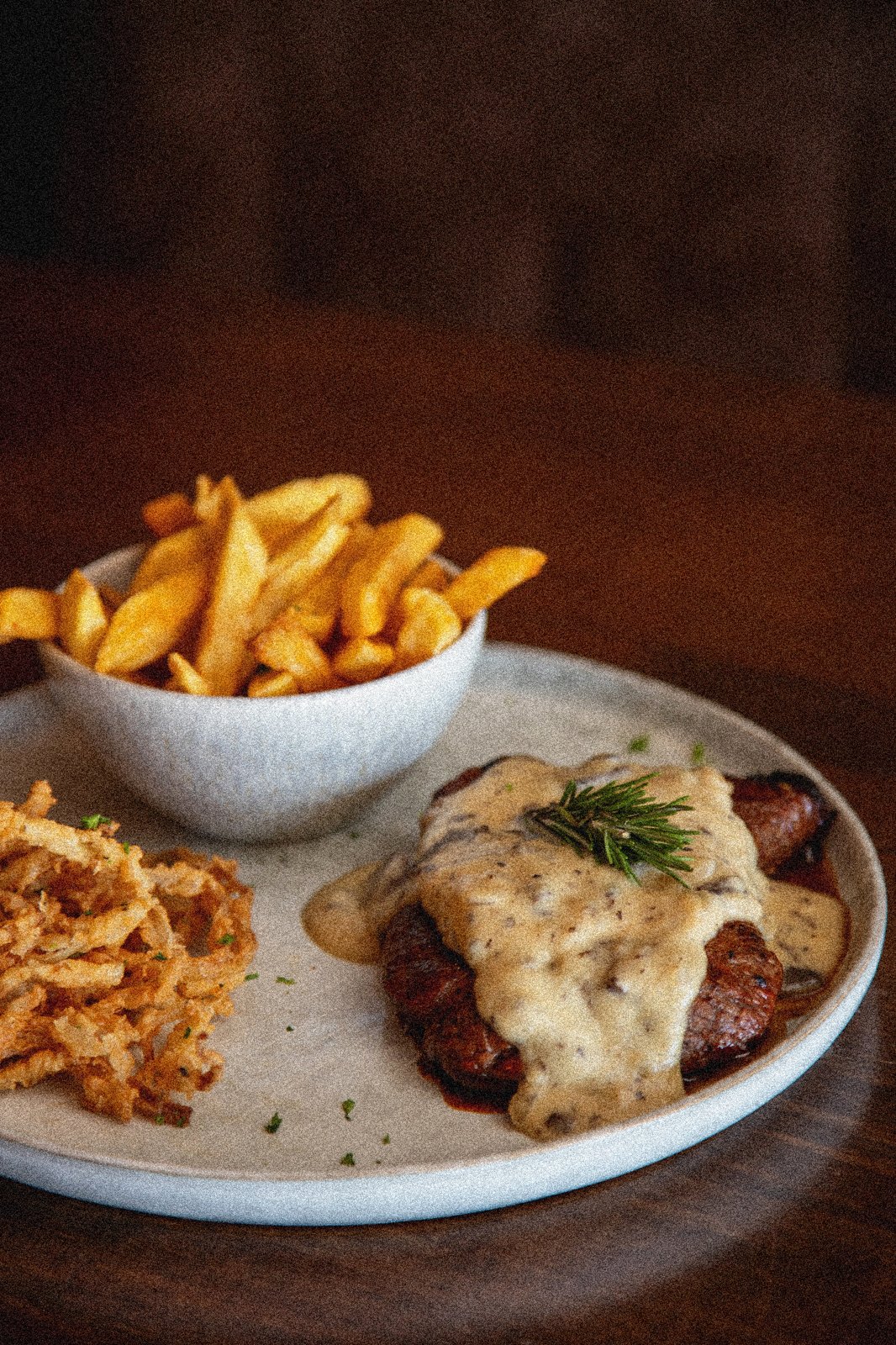 Chicken with sauce and chips